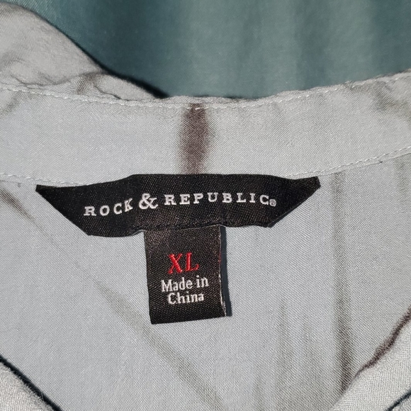 Button front blouse - Picture 3 of 3